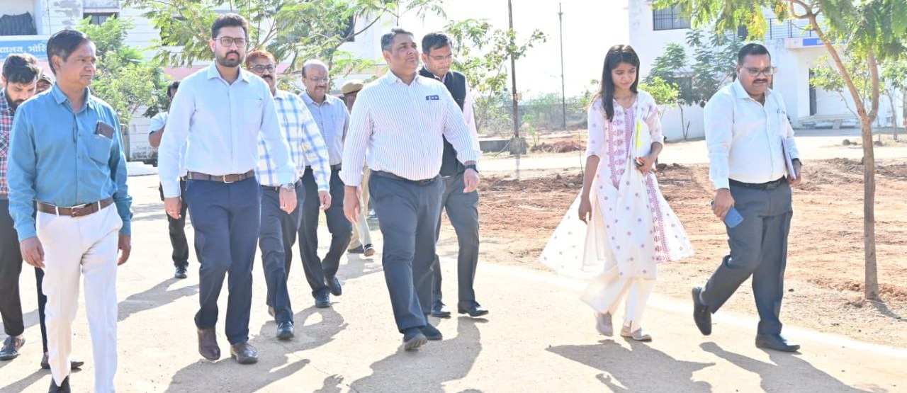 COLLECTOR'S MAHASAMUND VISIT TO EMRS SCHOOL